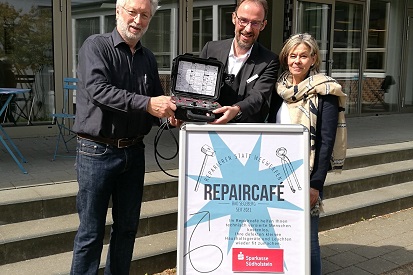 Die Sparkasse sponsert dem Repaircafé ein neues Messgerät